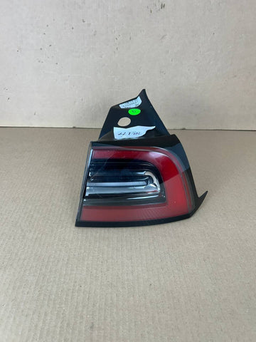 ✅21-23 Tesla Model 3 Y Rear Right Side Outer Tail Light Lamp 4 PIN 1502087-00-D