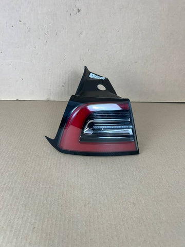 ✅ 17-23 Tesla Model 3 / Y LED Rear Outer Tail Light Left Driver Side 1077397 OEM
