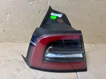 ✅ 17-23 Tesla Model 3 Rear Left Side Brake Outer Tail Lamp 3 Pin 1077397-97-G