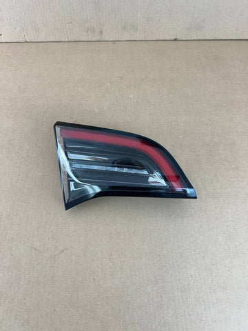 ✅OEM 17-23 Tesla Model Y/3 Rear Left Side Tail Light 3 Pin 107740300 w/scratches