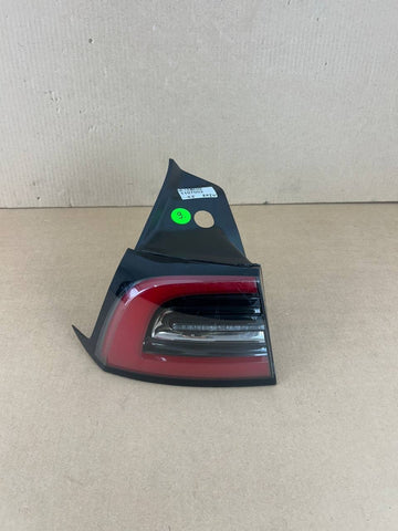 ✅Tesla Model 3 Rear Left Tail Light Lamp Quarter Mounted 3 Pin 1077397 w/scratch