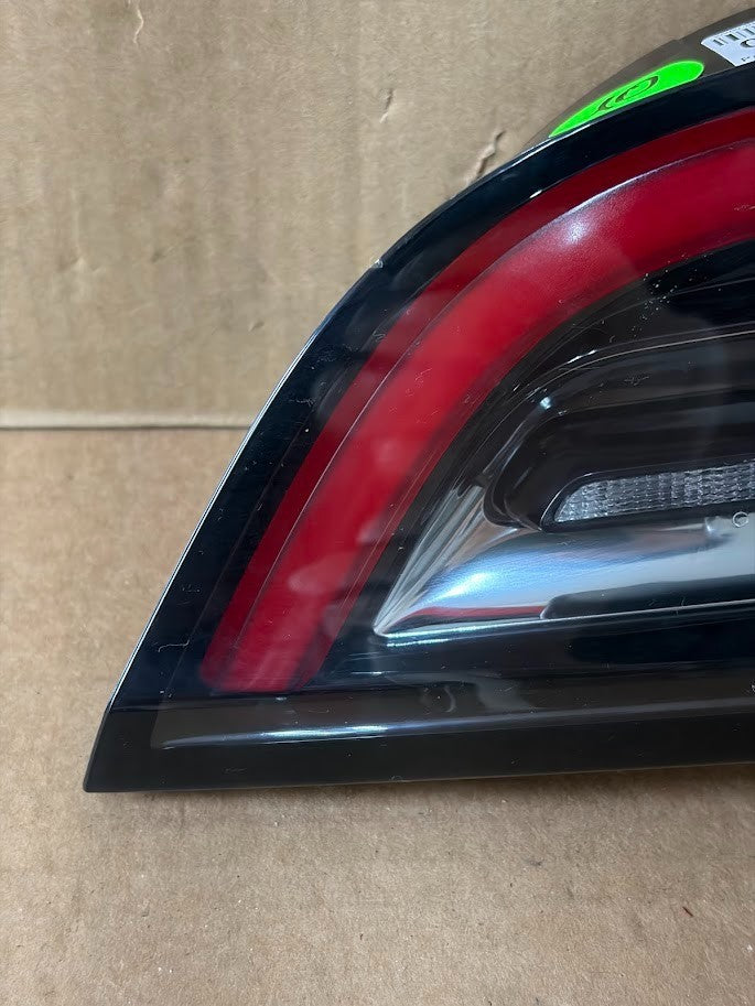 ✅ 2020-2024 Tesla Model 3/Y Right Inner 4 Pin Tail Light Lamp 1502089-00-B