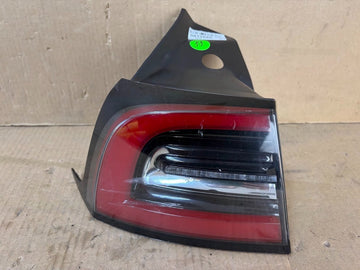 ✅17-23 Tesla Model 3/Y Rear Left Inner Taillight 3 PIN 1077397/scratched