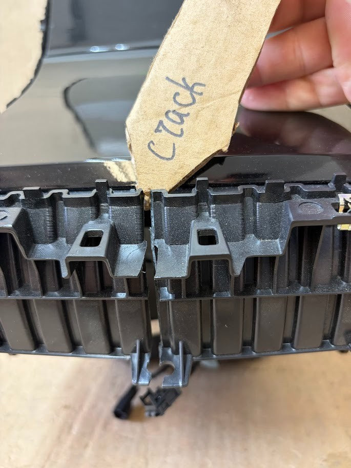 ✅17-23 Tesla Model 3 Center Console Storage Bin Assembly 1087920-00 /cracked