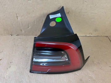 ✅20-23 Tesla Model Y Rear Right Outer Tail Light 4 Pin 1502087-00-D  /carcked
