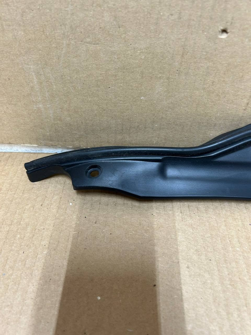 ✅ 12-21 Model S Rear Left Tailgate Trunk Pinch Sensor Trim Molding 6007576-00