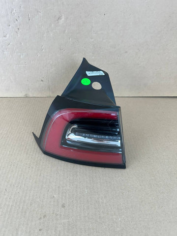 ✅ Tesla Model 3 Rear Left Tail Light Lamp Quarter Mounted 1077397 w/scratch