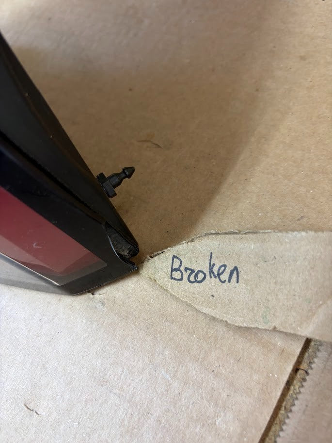 ✅ 17-23 Tesla Model 3/Y Right Rear Tail Light 3-Pin 1077398 /broken corner