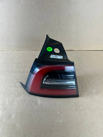 ✅ 17-22 Model 3 Rear Left Outer Exterior Taillight Tail Lamp 3-Pin 1077397