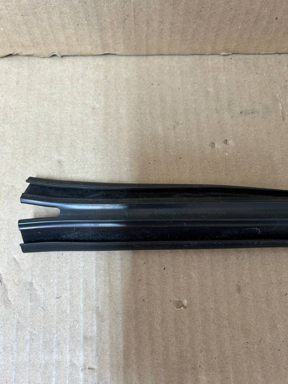 ✅ PT00031236/37 Rivian R1S Front/Rear LH/RH Side Door Window Glass Guide Seal