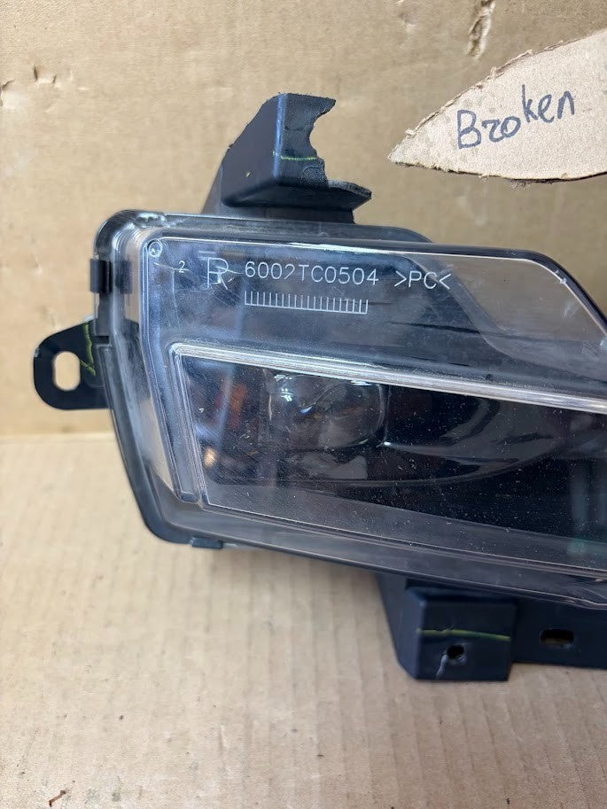 ✅17- 23 Tesla Model 3 Right 3 Pin Fog Light Lamp 1077392-00-F /damaged