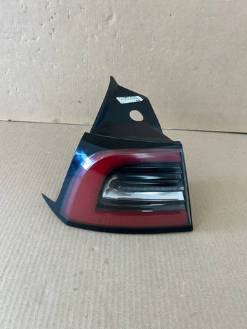 ✅ Tesla Model 3 Rear Left Tail Light Lamp Quarter Mounted 1077397