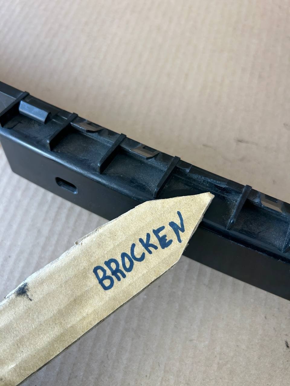 ✅17-23 Tesla Model 3 Rear Bumper Center Support Mount Bracket 1083994-00G broken