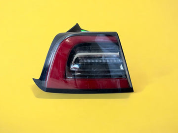 ✅ 17-23 Tesla Model 3 Rear LH Side Brake Outer Tail Lamp 3 Pin 1077397 /damaged