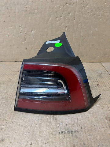 ✅21-23 Tesla Model 3/Y Rear Right Outer Tail Light 4 PIN 1502087-00-D /scratched