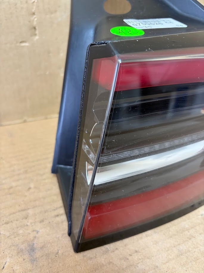 ✅ 2017-2023 Tesla Model 3/Y Right Outer Tail Light 3 Pin 1077398