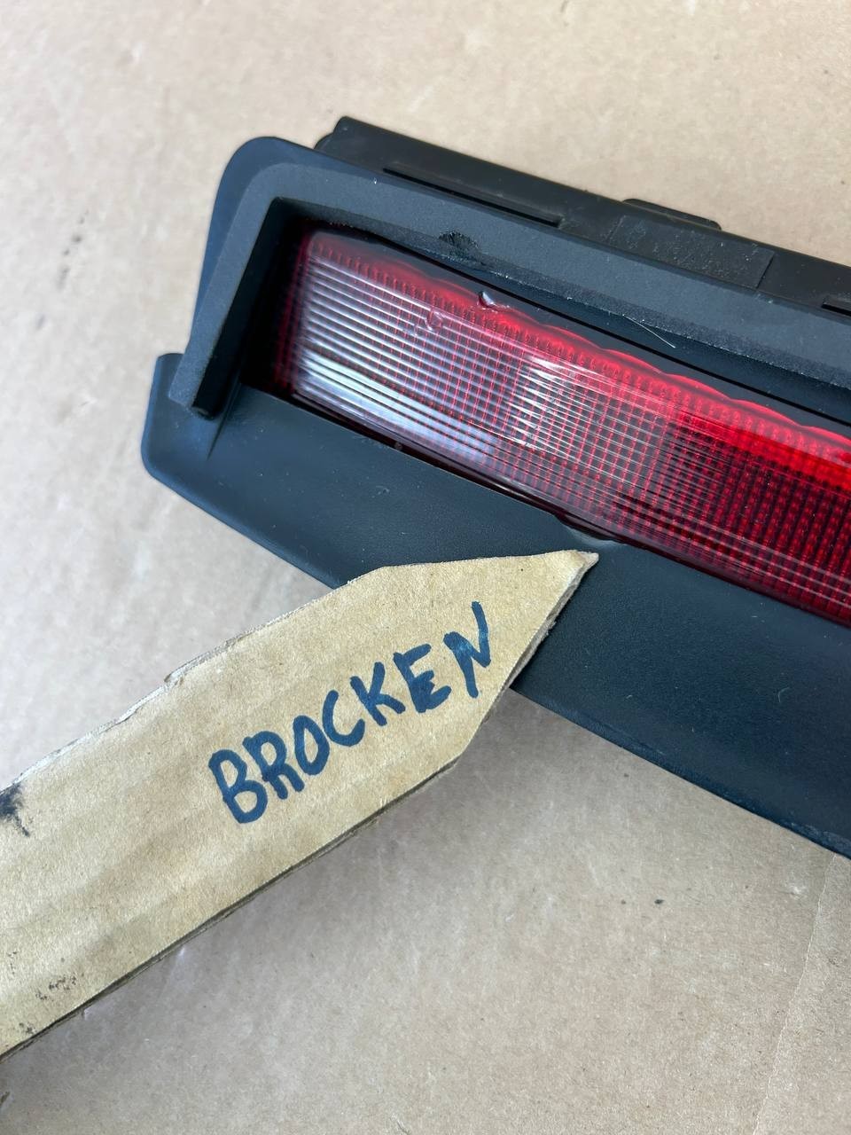 ✅Tesla Model 3 Center High Mounted Stop Light Lamp Assembly 1077405-00-I/damaged