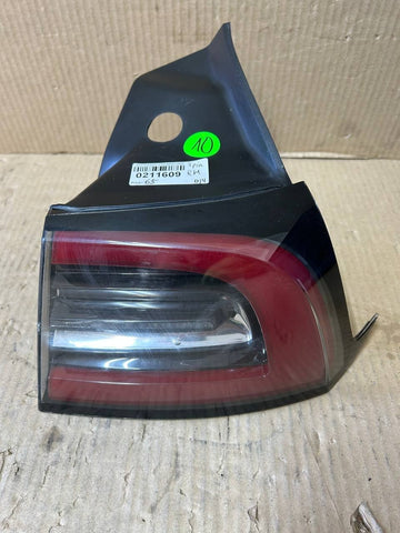 ✅ 17-23 Tesla Model 3/Y OEM Right Rear Tail Light 3-Pin 1077398 w/scratch