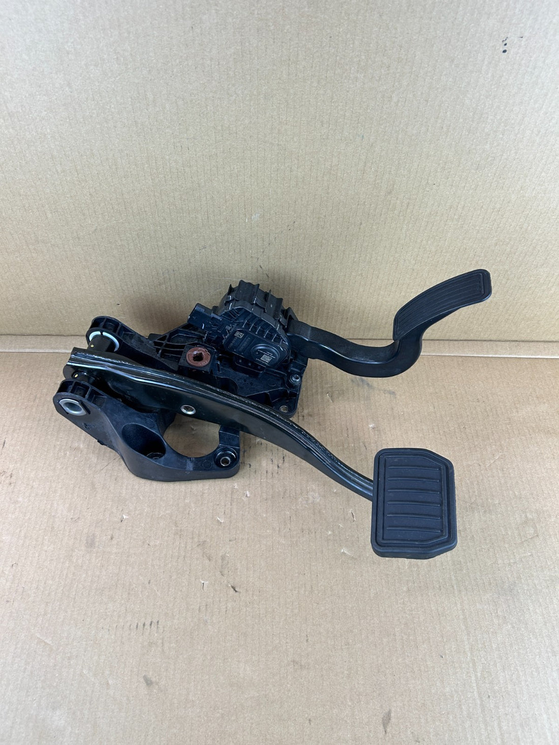 ✅2017-2023 Tesla 3 Brake Pedal With Bracket Assembly 1044691-00-D OEM