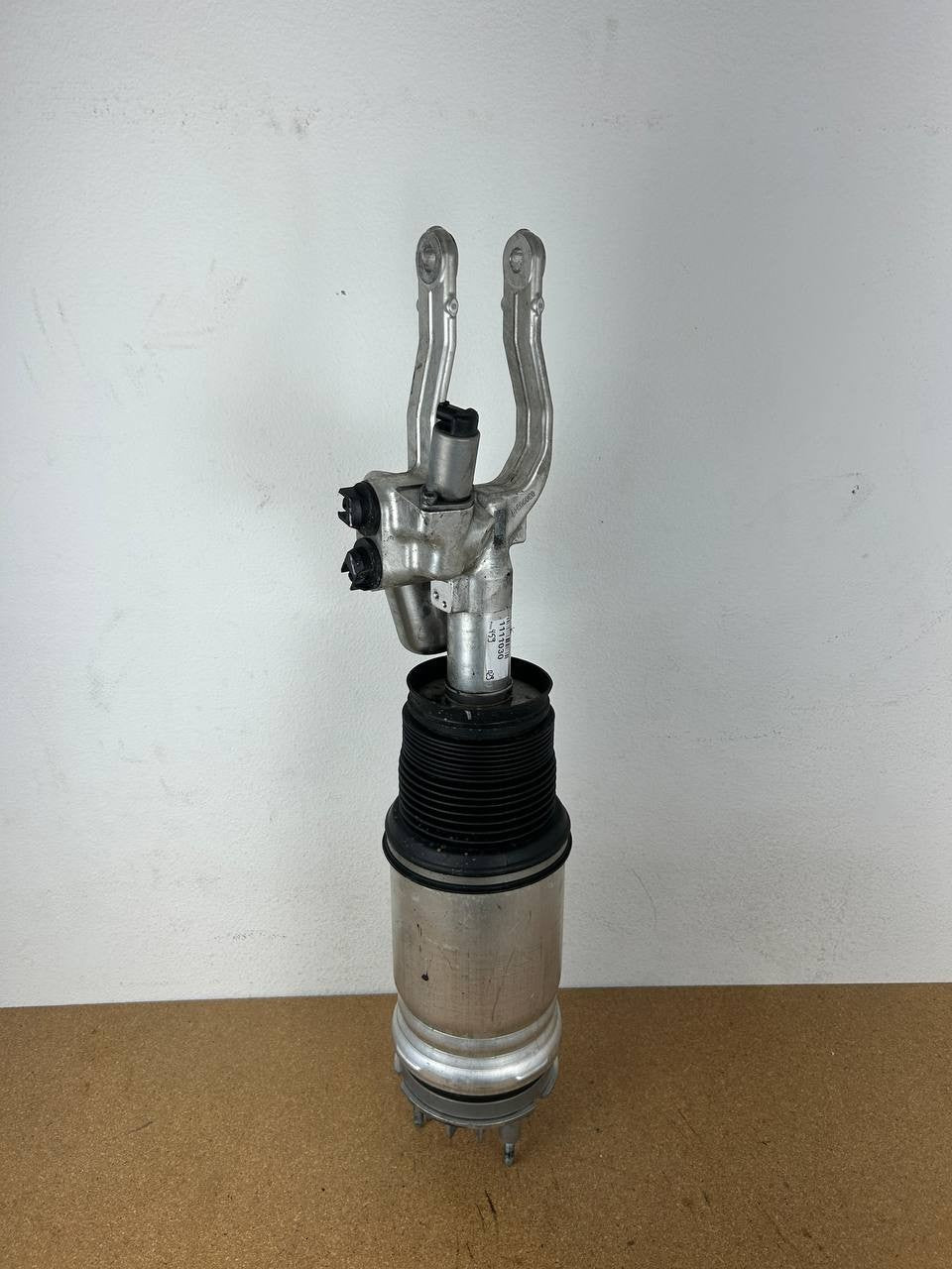 ✅ 2022-2025 Rivian R1S Air Ride Suspension Front Strut, Left LH C100055317-B