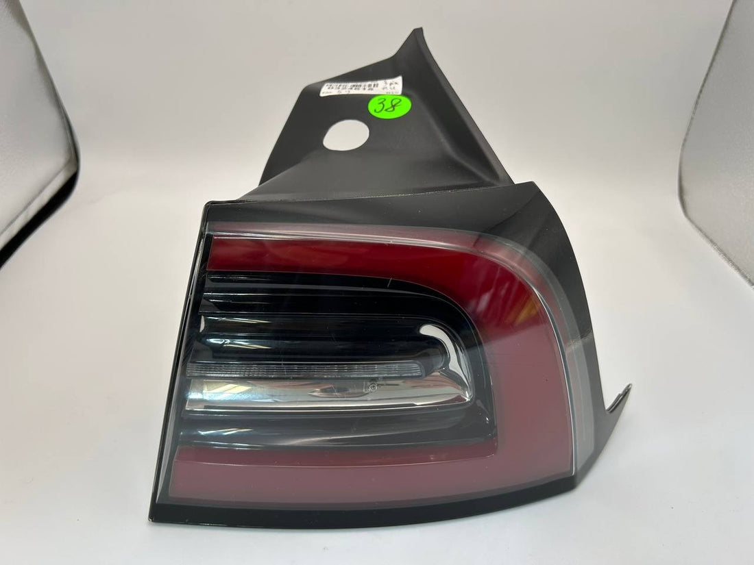 ✅ 17-23 Tesla Model 3/Y OEM Right Rear LED Tail Light 3-Pin 1077398-00-H