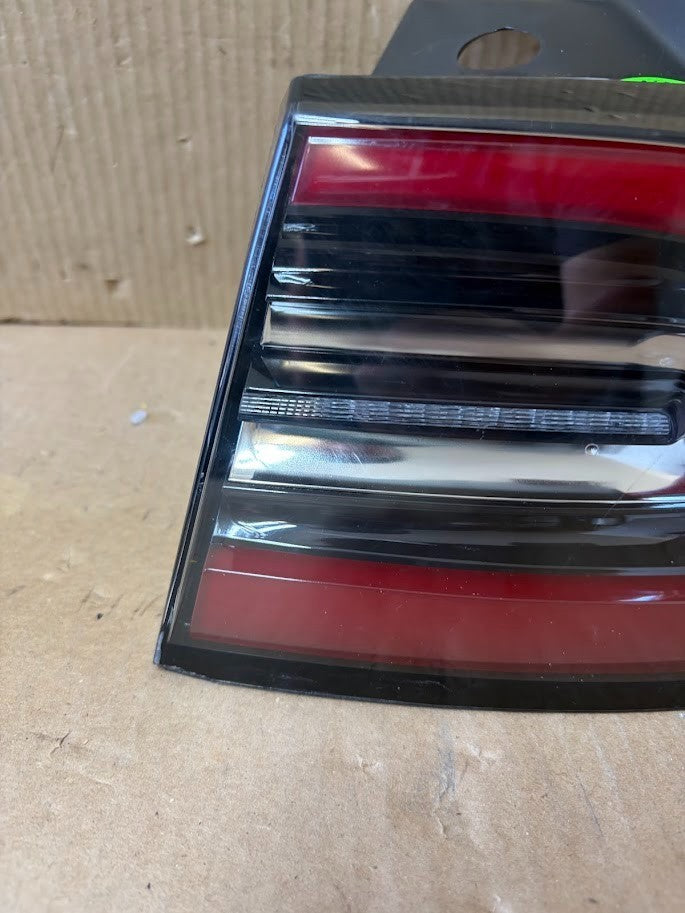 ✅20-24 Tesla Model 3 Rear Right Outer Tail Lamp-LED 3 Pin  1077398