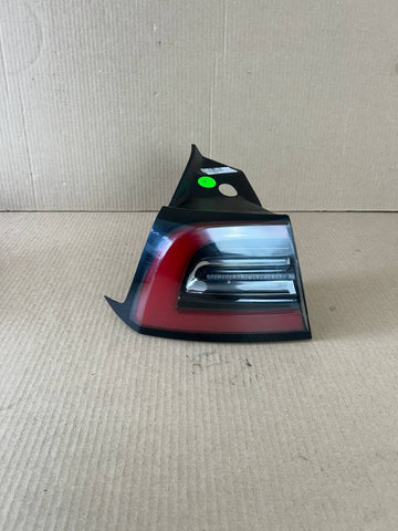 ✅17-23 Tesla Model 3 / Y LED Rear Outer Tail Light Left Side 1077397 w/scratches