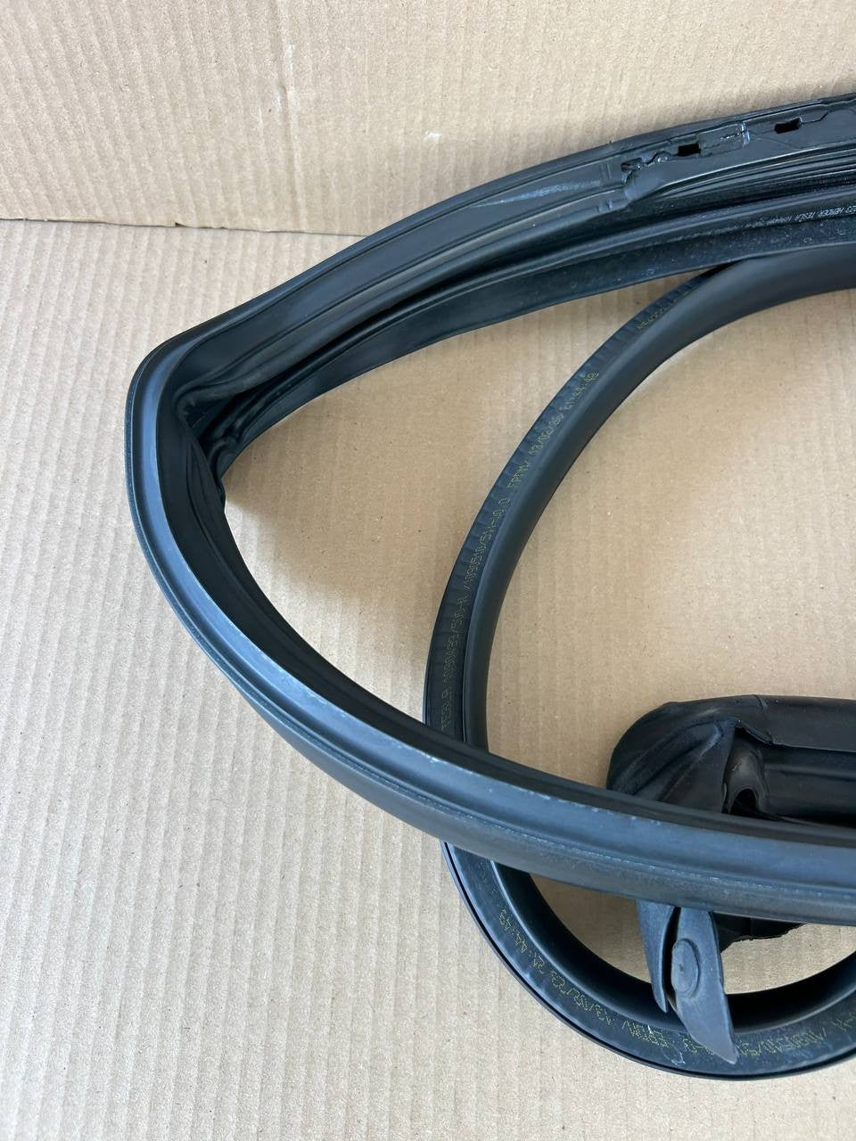 ✅ 2017-2023 Tesla Model 3 Front Driver Door Weatherstrip Seal 1090499 OEM