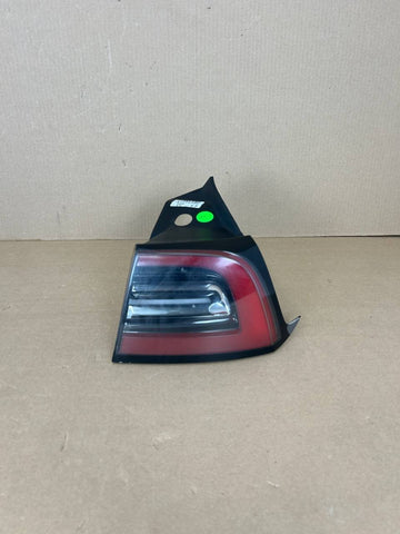 ✅ 21-23 Tesla Model 3 Y Rear RH Side Outer Tail Light Lamp 1502087-00-D /broken