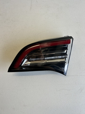 ✅ Tesla Model 3 Rear Right Trunk Light 1077402-00-D OEM/scratched