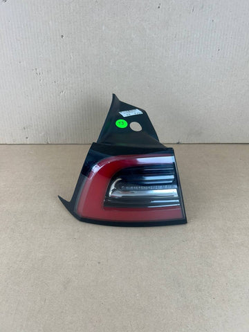 ✅ Tesla Model 3 Rear Left Tail Light Lamp Quarter Mounted 3 Pin 1077397