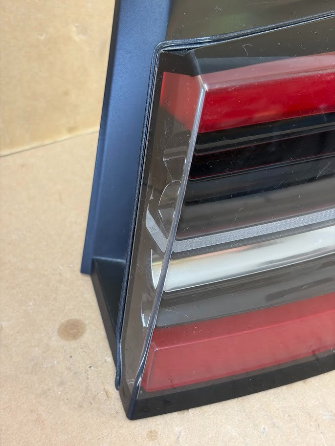 ✅ 20-243 Tesla Model Y Rear Right LED Tail Light 4 Pin 1502087-00-D