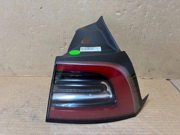 ✅ 2017-2023 Tesla Model 3/Y Right Outer Tail Light 3 Pin 1077398