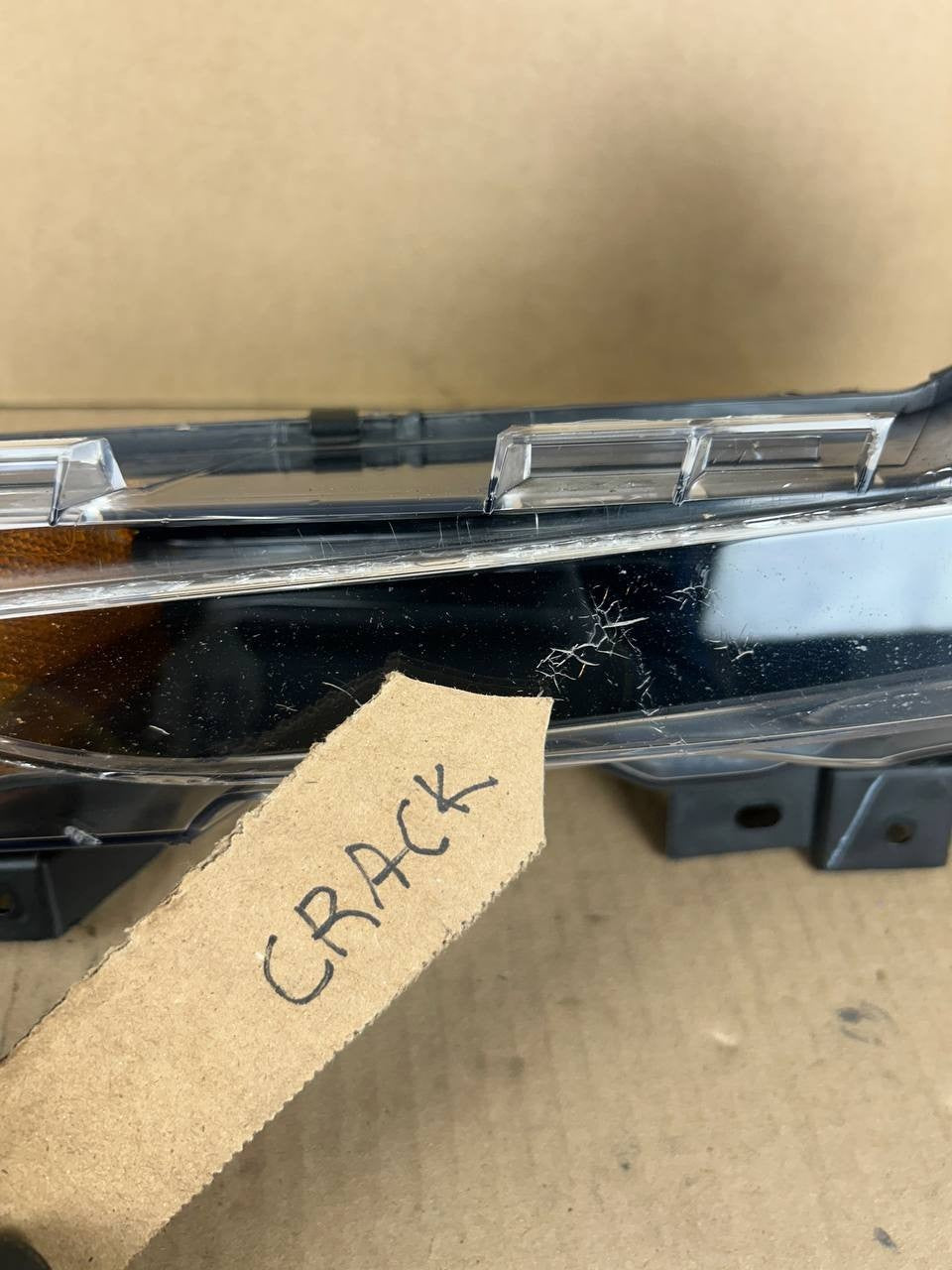 ✅ 17-20 Tesla Model 3 Left Base Amber Turn Light Lamp 2 Pin 107738900F /cracked