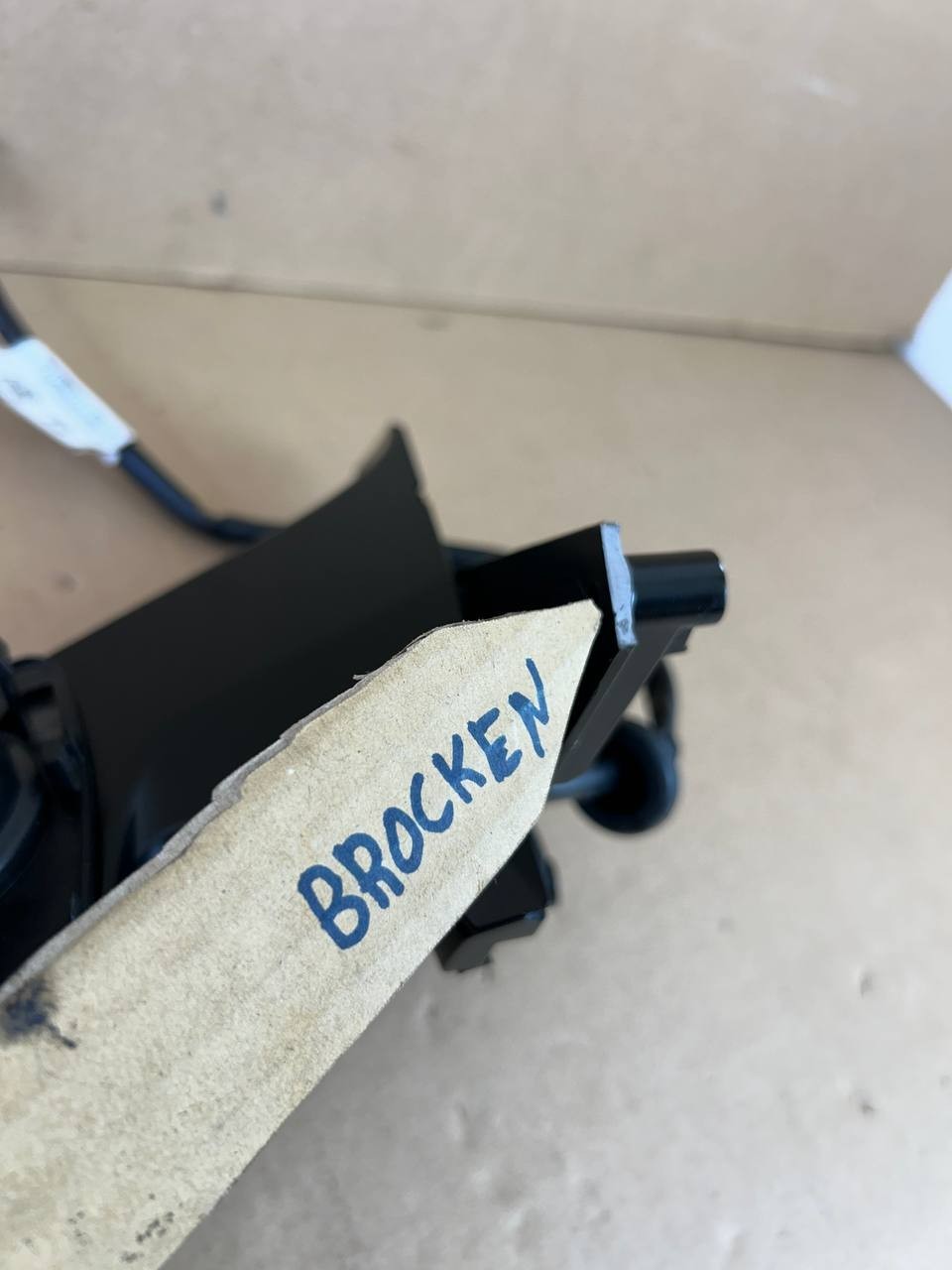 ✅ 20-24 Tesla Model Y Left Side Exterior Rear View Mirror 1594111-00-E /broken