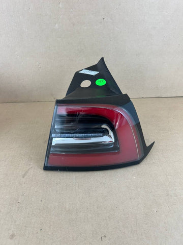 ✅ 17-23 Tesla Model 3 LED Taillight 3 Pin LH Side Outer Lamp OEM 1077398 /chip