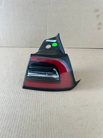 ✅ OEM 2017-23 Tesla Model 3 Rear Right Tail Light 3-Pin 1077398 w/scracthes