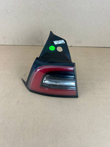 ✅Tesla Model 3 Rear Left Tail Light Lamp Quarter Mounted 3 Pin 1077397 w/scratch