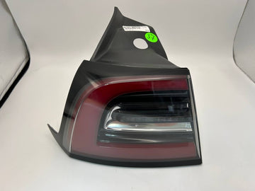 ✅OEM 17-24 Tesla Model 3 Tail Light Outer Rear Tailight Left 3 PIN 1077397