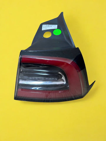 ✅ 17-23 Tesla Model 3/Y OEM Right Rear LED Tail Light 3-Pin 1077398