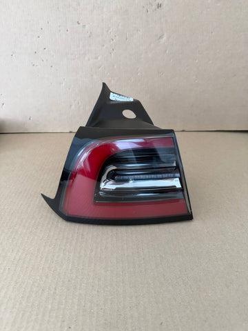 ✅ 17-23 Tesla Model 3 / Y LED Rear Outer Tail Light Left Driver Side 1077397 OEM