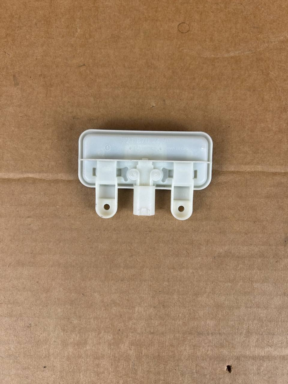✅ 07-16 Mercedes W218 CLS63 Rear Trunk Tailgate Release Button 2218702410