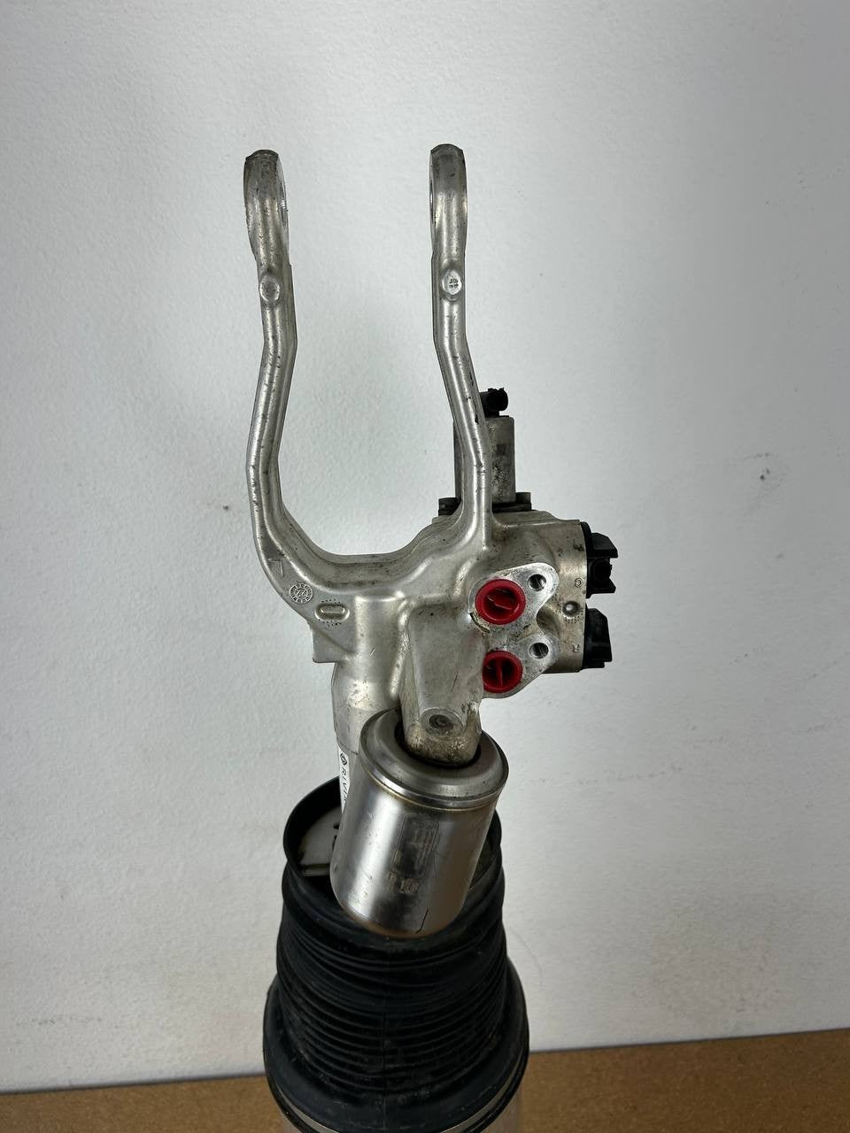 ✅Rivian R1T Front Left Suspension Shock Absorber C100002754-G /broken