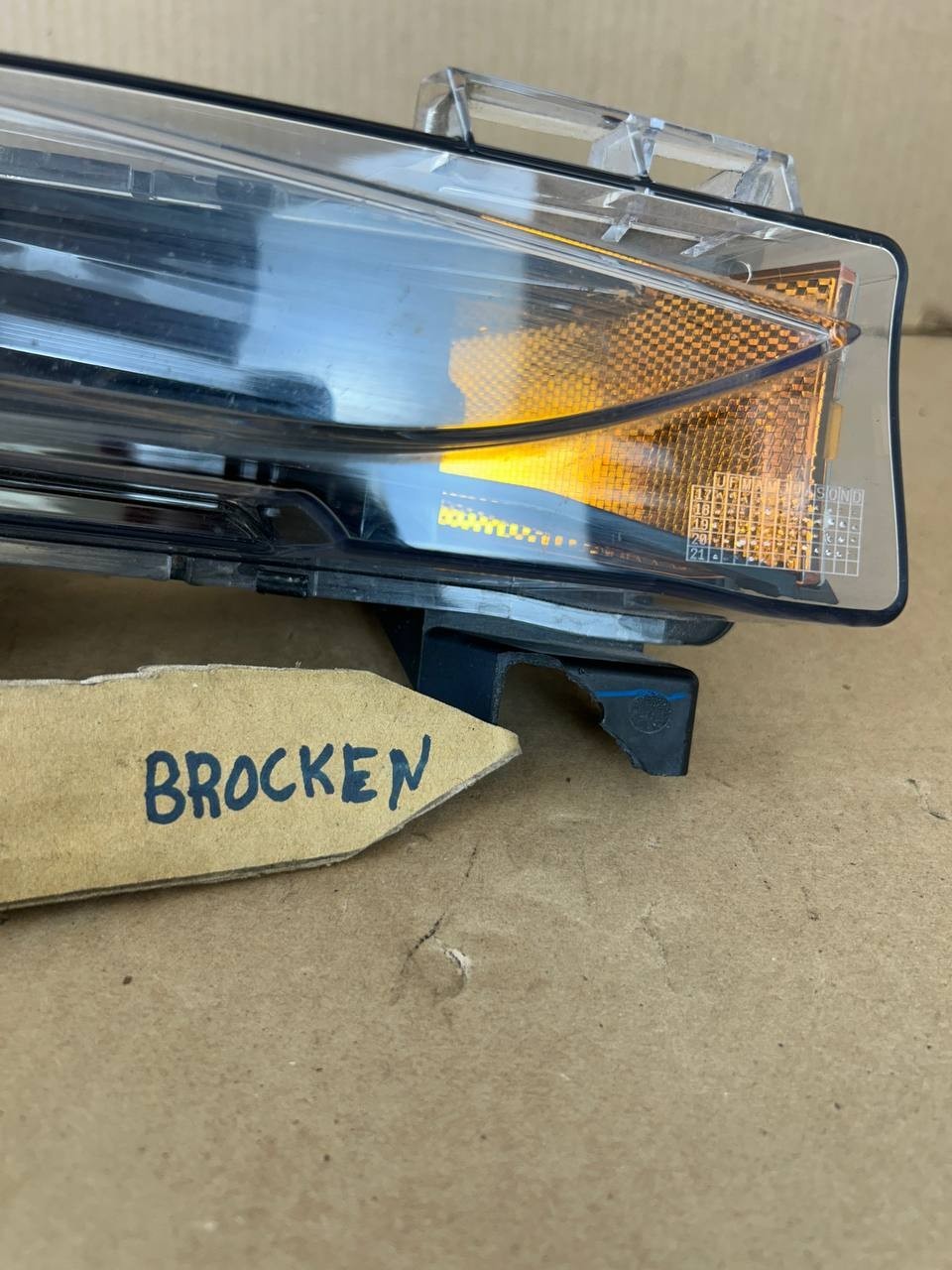 ✅ 17-23 Tesla Model 3 Front Right Turn Signal Light OEM 1077390-00-F /broken