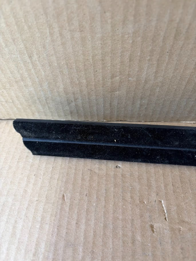 ✅2017-2023 Tesla Model 3 Front Right Window Inner Belt Seal OEM 1090495-00-E
