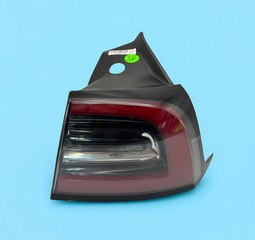 ✅ 17-23 Tesla Model 3/Y OEM Right Rear LED Tail Light 3-Pin 1077398-00-H