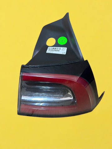 ✅ 17-23 Tesla Model 3/Y OEM Right Rear LED Tail Light 3-Pin 1077398-00-H