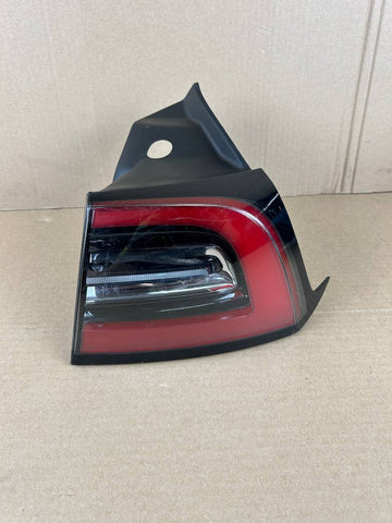 ✅Tesla Model 3 Y Rear Right Side Outer Tail Light Lamp 21-23 1502087-00-D/crack