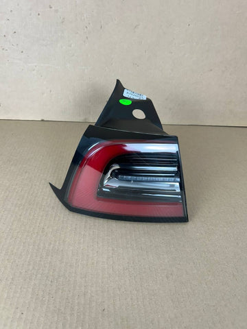 ✅ 17-23 Tesla Model 3 / Y LED Rear Outer Tail Light Left Driver Side 1077397 OEM