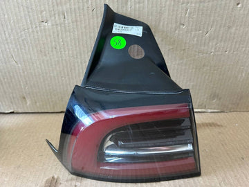 ✅17-23 Tesla Model 3/Y Tail Lamp Outer Rear Left Light 3 Pin 1077397-00-G